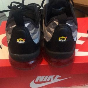 Vapor max black and red